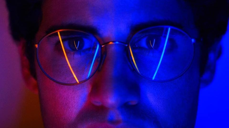Vraha módního návrháře v seriálu ztvárnil hlavní hrdina seriálu Glee Darren Criss.